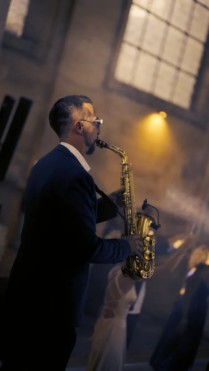 Saxophoniste live devant les vitraux, réception de prestige