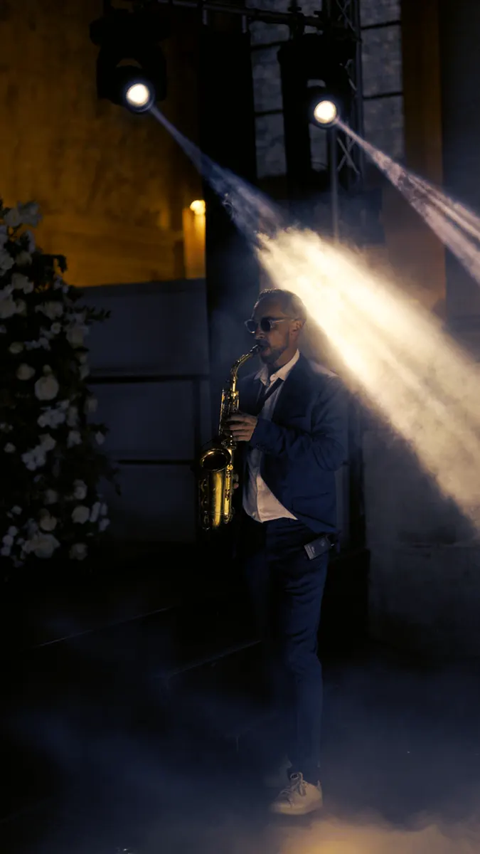 Musicien dans les faisceaux, scénographie lumineuse