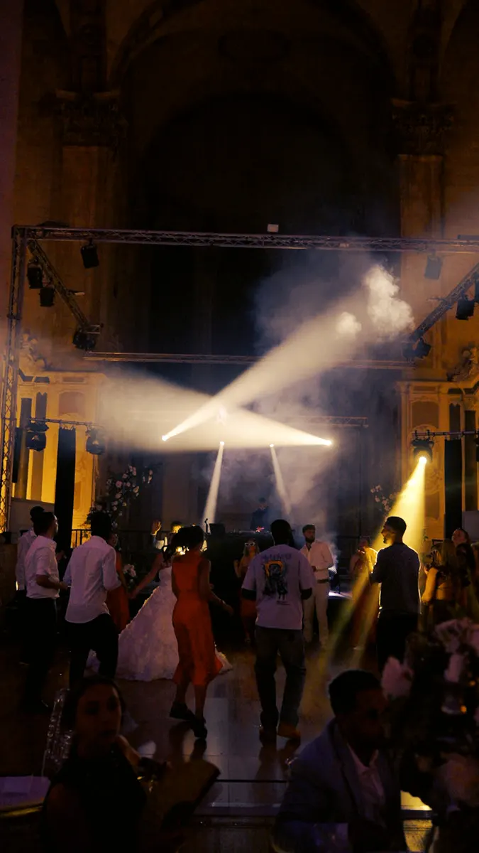 Faisceaux lumineux dans la salle de réception en pierre