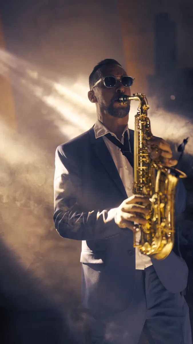 Saxophoniste dans les faisceaux lumineux, cocktail de mariage